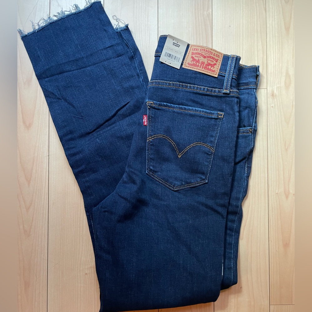 NWT - Levi's Women's 724 High Rise Straight leg Jeans
- Size 6 Short (28Wx30L)